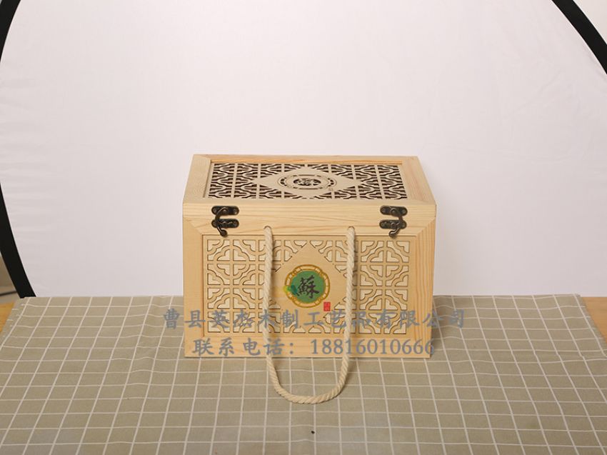 點擊查看詳細信息<br>標題：六只白酒木盒 閱讀次數(shù)：228